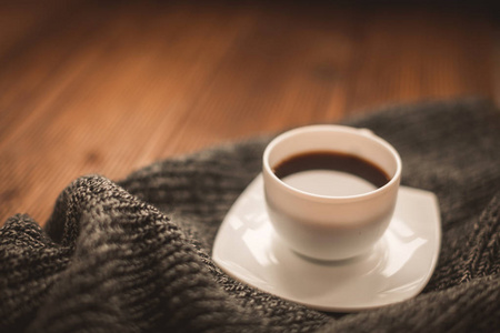 针织格子布上的一杯香咖啡