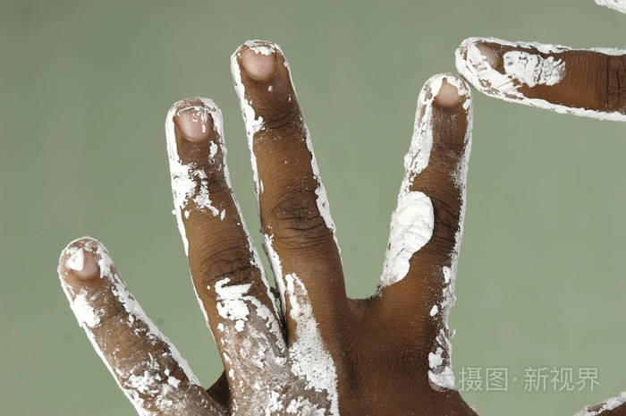 一个十几岁的女孩画的脏手