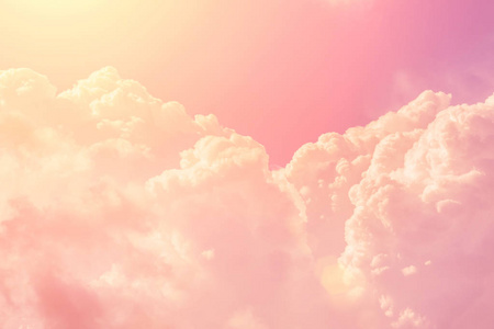 粉红色的天空,白色的蓬松云照片