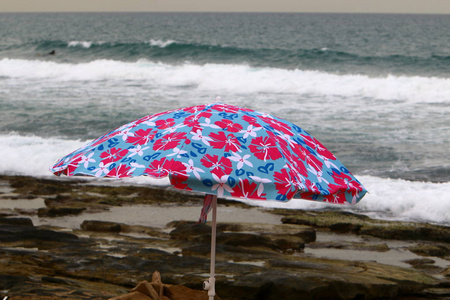 地中海海滩上的雨伞图片