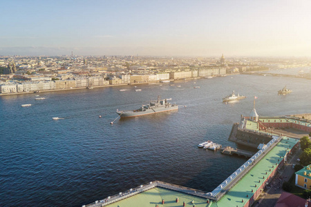 军事运河在一个美丽的欧洲城市沿着运河漂浮的船只照片