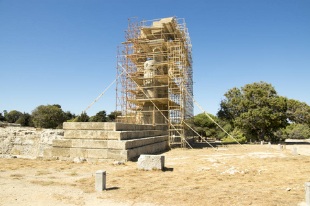 阿波罗神庙在重建中被罗得斯蓝天晴天的卫城所包围
