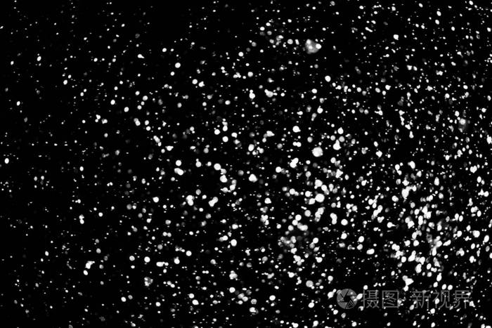 黑色背景上的雪花. 孤立的