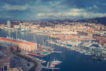 热那亚港和周围环境的俯视图。 色调