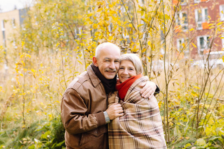大自然中一对好老夫妇的肖像，秋天森林中一对幸福的好老夫妇