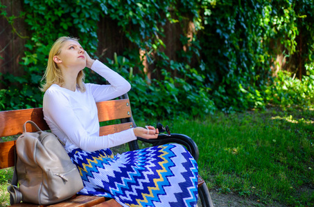 女金发女郎在公园休息放松.让自己休息和享受休闲的方法.