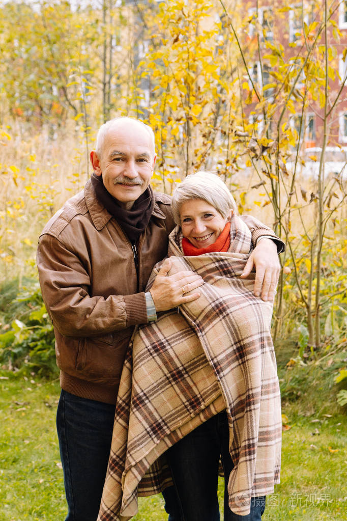大自然中一对好老夫妇的肖像,秋天森林中一对幸福的好老夫妇