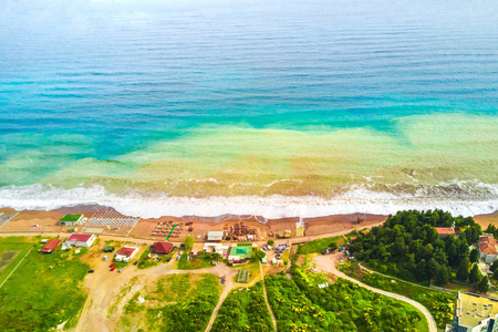 带咖啡厅和日光浴的海滩顶景