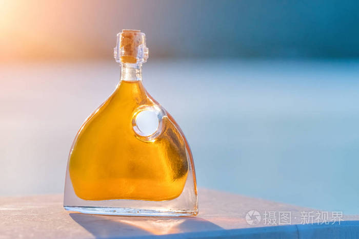 漂亮的装饰瓶在阳光下有一个圆孔和软木塞