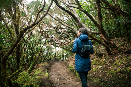 在月桂林享受大自然的年轻女人。 旅行概念。 阿纳加国家公园生物圈保护区