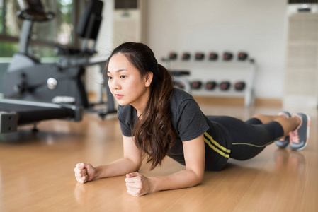 健身中国年轻漂亮的亚洲女人,苗条的身体计划在地板上锻炼后,在健身