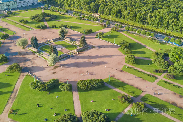 城市广场的顶部景观有规则的小径和绿色草坪