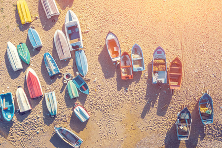 海滩上木船的俯视图照片