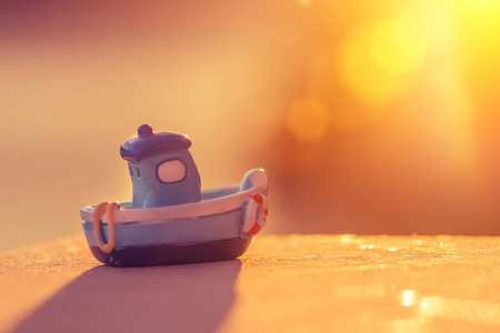夕阳下的蓝色小纪念品玩具船