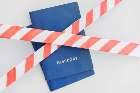两本蓝色护照后面的红色白色禁止磁带