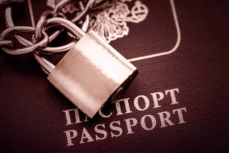 俄罗斯护照上盖着一个金锁链。 色调