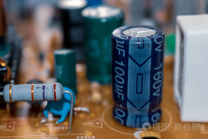 电路板上的电阻和电容器