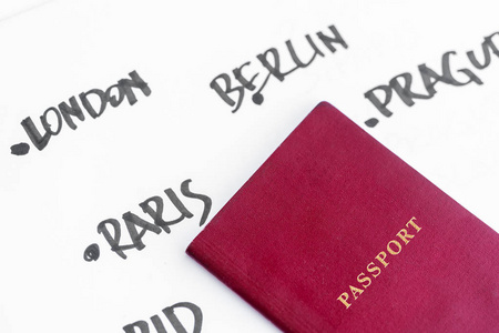 白色背景上的红色护照，上面写着欧洲首都的名字，用黑色记号笔写着