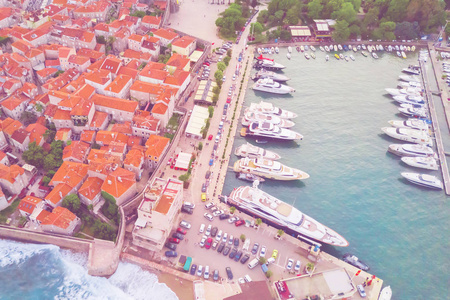 旧欧洲城市和停泊游艇的顶部景观。 色调