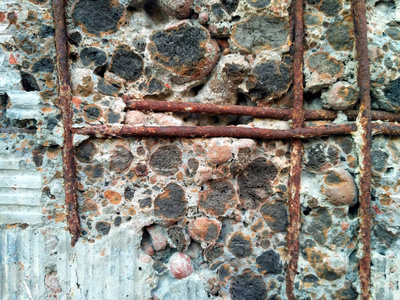 可见内部结构的旧破损墙面照片