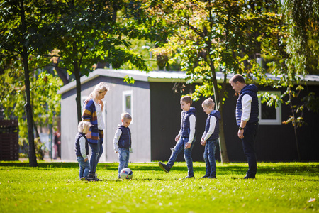 一个友好的高加索家庭,六个爸爸妈妈和四个孩子在阳光明媚的日子里