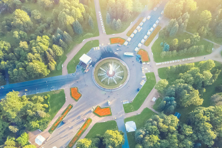 圆形建筑公园公园圆形喷泉的俯视图照片