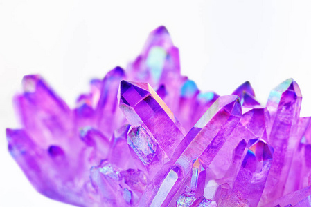 惊人的闪亮的紫色石英光环晶体簇与浅深的场特写在白色背景。 天使光环矿物。 美丽的稀有矿物石