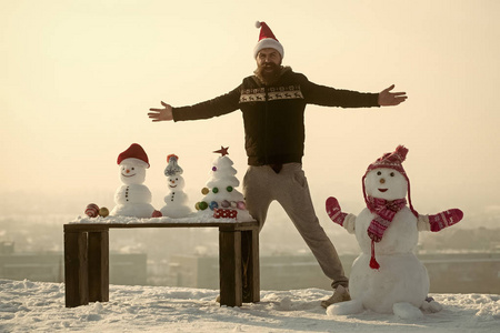 人与雪人打开手上白色的天空