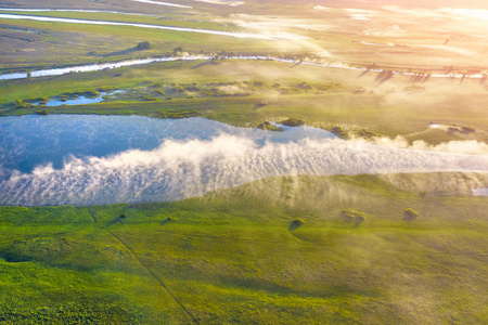 拂晓时河面雾的最高景色图片