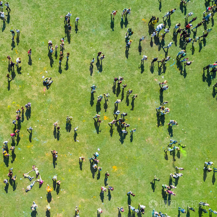 人群在霍利节期间的色彩俯视