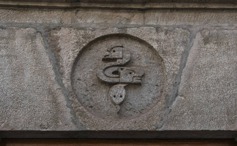 殖民地天主教教堂墙建筑细节在库斯科秘鲁。 手工雕刻在石头上。