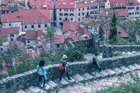 在一个美丽的欧洲城市，三个女人沿着石阶散步