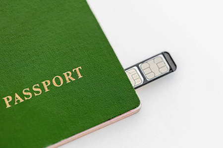 白色背景上带有sim卡的绿色护照照片