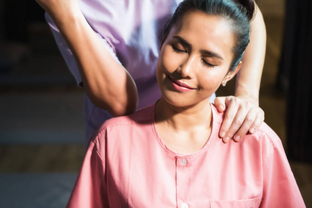 亚洲美丽的棕褐色女士的肖像在水疗中心放松. 身体护理治疗泰国按摩.
