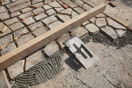 旧瓷砖回收利用使用瓷砖砂浆和瓷砖粘合剂制作露台或人行道