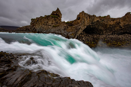 冰岛瀑布在冰岛的自然景观。 冰岛南部自然景观的著名景点