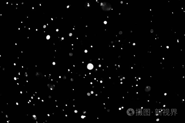 黑色背景上的雪花孤立的