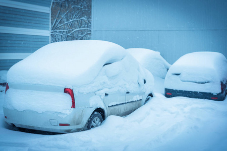 覆盖着雪的汽车