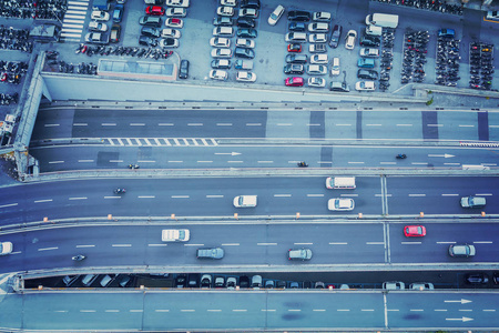 高速公路的俯视图。 变调了