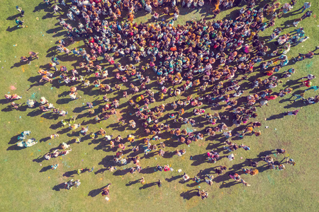 冬青彩节期间人群的俯视图照片