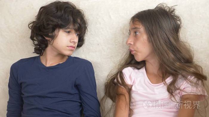 青少年双胞胎兄妹吵架坐在沙发上特写