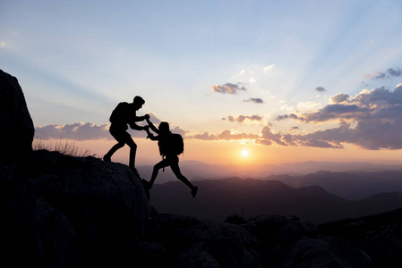 团结,团结,合作和登山挑战阶段的支持照片