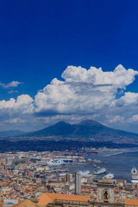 意大利那不勒斯市和维苏威火山全景