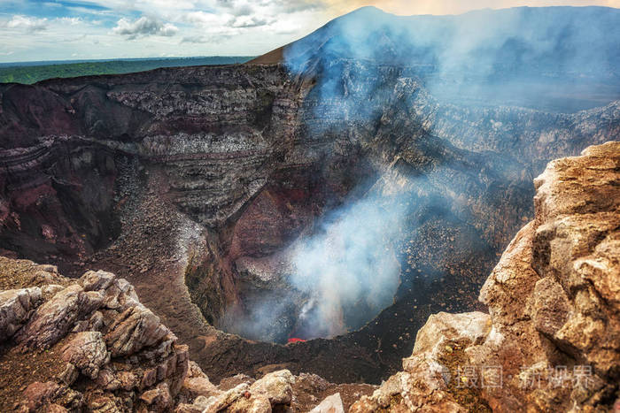 尼加拉瓜马萨亚火山国家公园底部有沸腾的熔岩的活火山