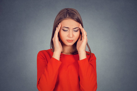 特写肖像悲伤的年轻美女带着担忧的压力脸表情低头看着.