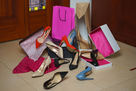 鞋高跟鞋从商店或商店在家庭内部背景.