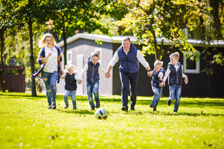 主题家庭户外活动.