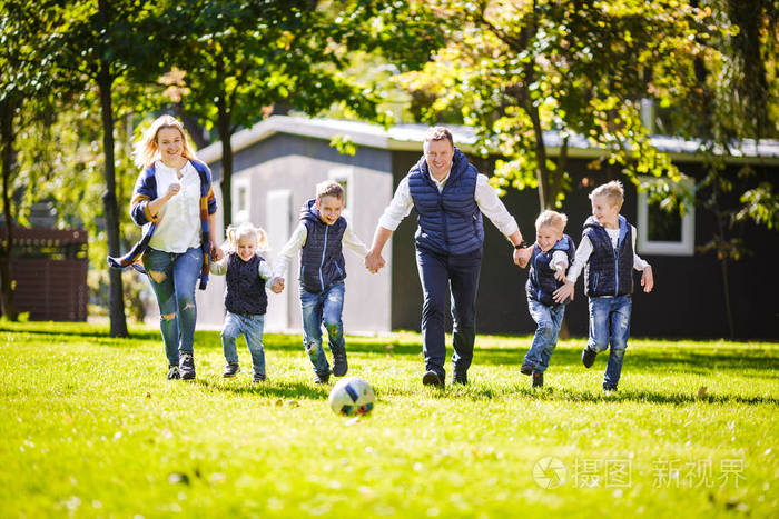 主题家庭户外活动.