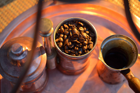 日落时的铜制咖啡设施