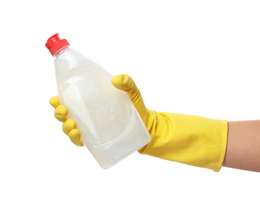 女人拿着一瓶白色背景洗菜用的清洁产品，特写